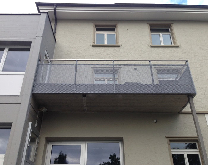 Balkonerweiterung in Stahlbauweise mit Streckmetallgeländer