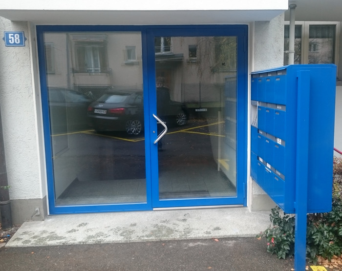 Eingangsverglasung mit Türe und Briefkastenanlage